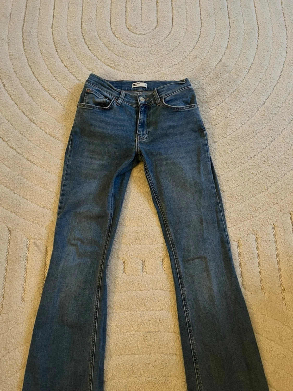 Blå bootcut jeans från Gina