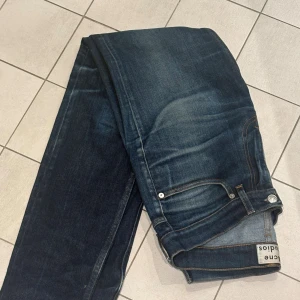 Mörkblå jeans från Acne studio - Ett par fina jeans från Acne studio