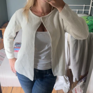 Vit stickad cardiga Sibin Linnebjerg - Snygg vit stickad cardigan jacka från Sibin Linnebjerg. Jackan har lång ärm, diskret strukturstickat material och stängs med två små metallhakar vid halsen. Nyskick. Nypris 1499kr 🤗