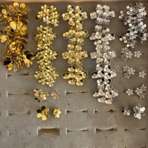 Blommiga örhängen i guld och silver - Skriv för priser ❤️