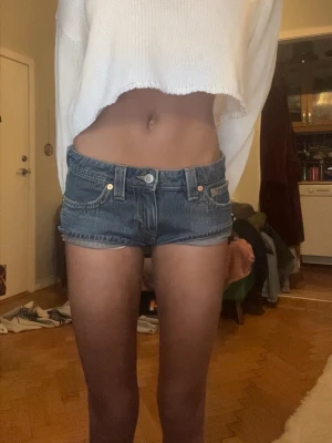 Blå denimshorts med låg midja - Blå jeansshorts med låg midja. Gammal modell från weekday, och bara använda en gång! Säljer då på grund av att de är lite för stora för mig! 