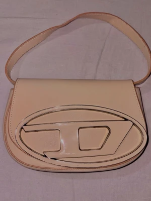 Beige handväska  - Beige handväska, använt max 2 gånger så i princip i nyskick. 