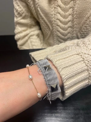 Nitarmband 💙 - Superfint grått nitarmband i jeans med silvriga detaljer. På armbanden är det en knapp och ett hål för att kunna fästa det runt handleden, omkretsen på armbandet är ca 21 cm från knappen till hålet! 💙