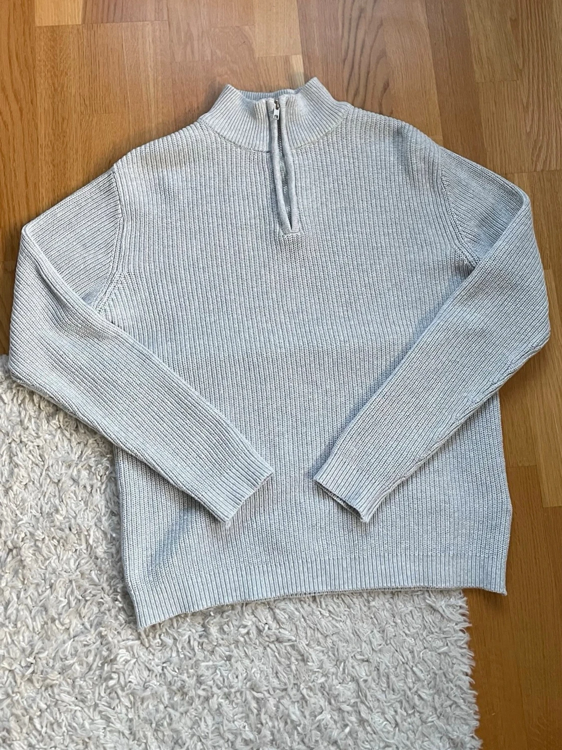 Ljusgrå stickad tröja med halvzip