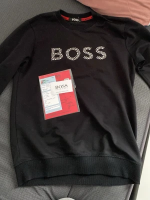Boss tröja  - Helt ny använd några månader inget fel på den.3700 nypris me kvitto säljer för 2000 kan gå ner vid snabbaffär.storlek S men passar xs och m 