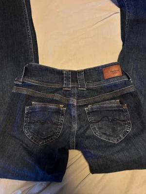 Lågmidjade jeans  - Knappt använda, inga defekter. Nypris ca 1000:-, raka i benen. Storlek 24/34