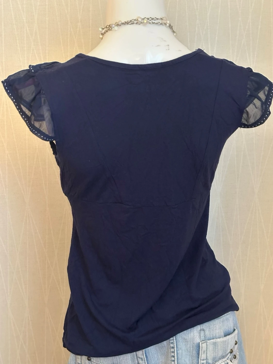 Mörkblå topp med volang och knappar - 3