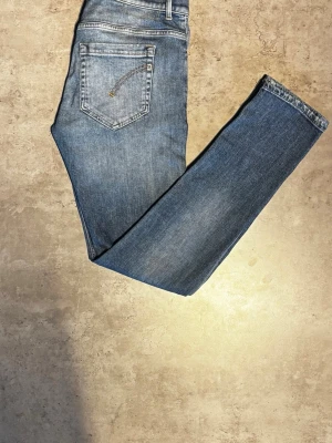 Dondup george - Tja, säljer mina ljusblåa dondup George jeans i mycket bra skick. Storlek 31, tags medföljer. Hör av dig vid eventuella frågor!