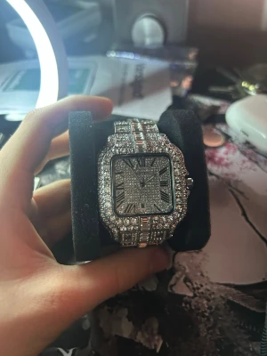 Klocka  - Väldigt snygg klocka i strålande kvalité och skick, skriv ifall ni har frågor eller allmänt funderingar kring varann.