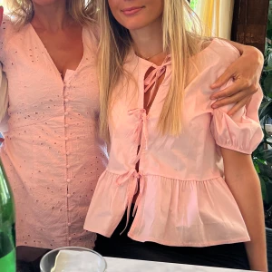 Rosa topp/ blus - Säljer denna rosa tröjan från missay. Använt max 3 gånger ❤️