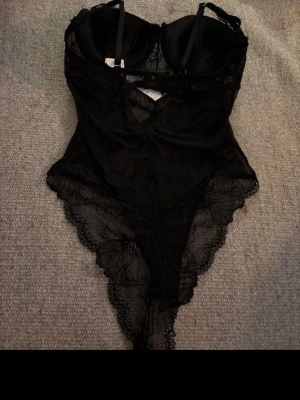 Body - Köpt på vinted aldrig andvänt själv passar 75 b