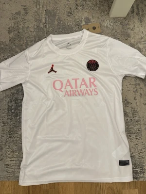 Psg tröja  - En vit psg tröja med rosa och vita designer