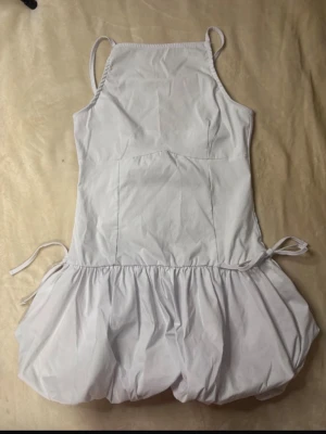 Vit kort klänning med ballongkjol - Supersöt vit kort ballong klänning med smala axelband.🤍