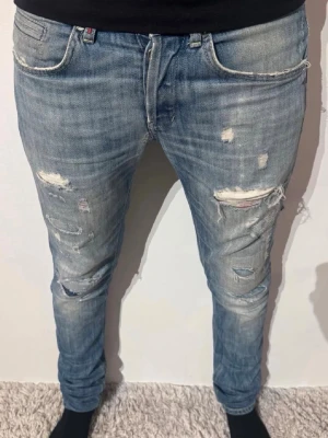 Dondup George Jeans - | Skick: 8/10 | Förg: Ljusblå | Modell: 172cl 64kg | Vad inkluderas: Enbart jeansen | Nypris: 3 699kr |