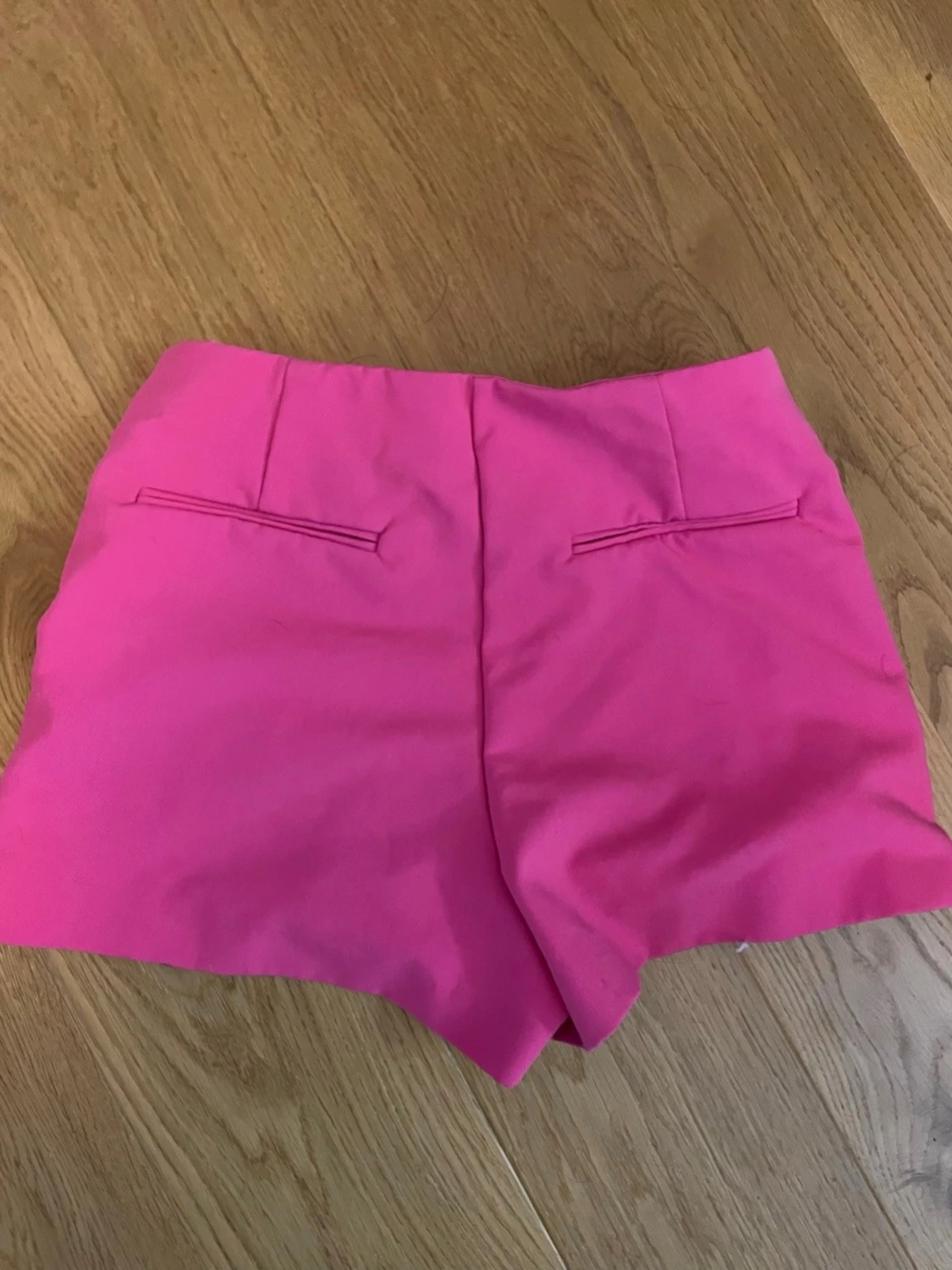 Högmidjade rosa shorts - 1