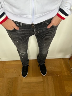 Dondup George Jeans - Säljer ett par svarta Dondup George jeans otroligt snygga slitningar och trendig tvätt. Skriv gärna vid funderingar🤩