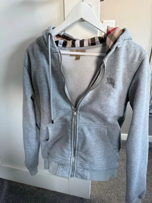 Burberry zip - Säljer en burberry zip hoodie grå som knappt e använd. Pris kan diskuteras. Skriv om ni har frågor. 