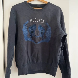 Alexander McQueen Sweatshirt - Mörkblå sweatshirt från Alexander McQueen. Väldigt bra skick, använd men inga synliga defekter alls (9/10). Skriv om intresse.