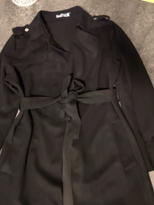 Svart kappa  - Svart missäy kappa i mocka matrial. Jättefin och ganska tunn, passar parfekt till våren 