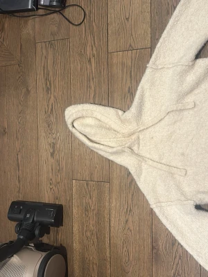 Beige fluffig hoodie med huva - Mysig beige hoodie från arket, i mycket bra skick!! Super söt och mysig🤍
