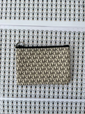 Beige MK plånbok med logomönster - Snygg beige plånbok från Michael Kors med klassiskt MK-logomönster över hela ytan. Plånboken har en svart dragkedja upptill och en metallring för nycklar eller dekoration. Tillverkad i tåligt canvasmaterial och perfekt för kort och kontanter.