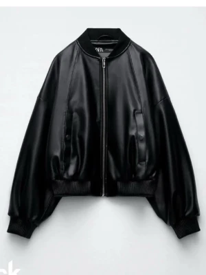 Bomberjacka i skinn - Så snygg populär bomberjacka i skinn från Zara.. storlek S men sitter snyggt oversized!!! 