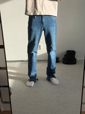 Blå raka jeans i flared modell - Säljer ett par blåa jeans från Mango (Kappahl). Storlek: ~164 cm (är själv 174)                                         Klippta för att forma flared style.