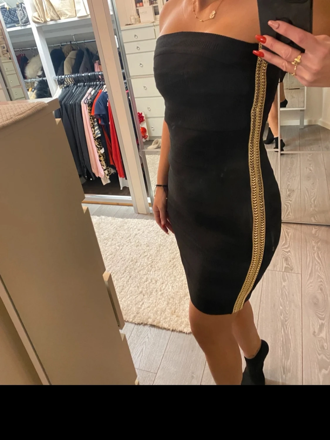 Svart axelbandslös kort klänning - 3