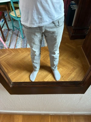 Ljusgråa Replay jeans - Ljusgrå Replay jeans 👖 Slim fit (liknande Anbass), sitter snyggt och modernt. Storlek: (fyll i) Skick: bra skick, inga hål eller defekter Stilrena ljusgrå – perfekt för clean/sommar outfits. Nypris ca 1200–1500 kr