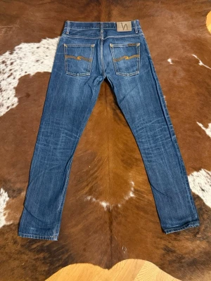 Nudie GrimTim DrySelvage - Tjena! Säljer dessa riktigt snygga selvage nudies i modellen GrimTim, jeansen är slim och du kan se passformen på bild3, W30/L34, bild 3 är inte samma par men det är exakt samma modell, hör av dig vid funderingar!🙌
