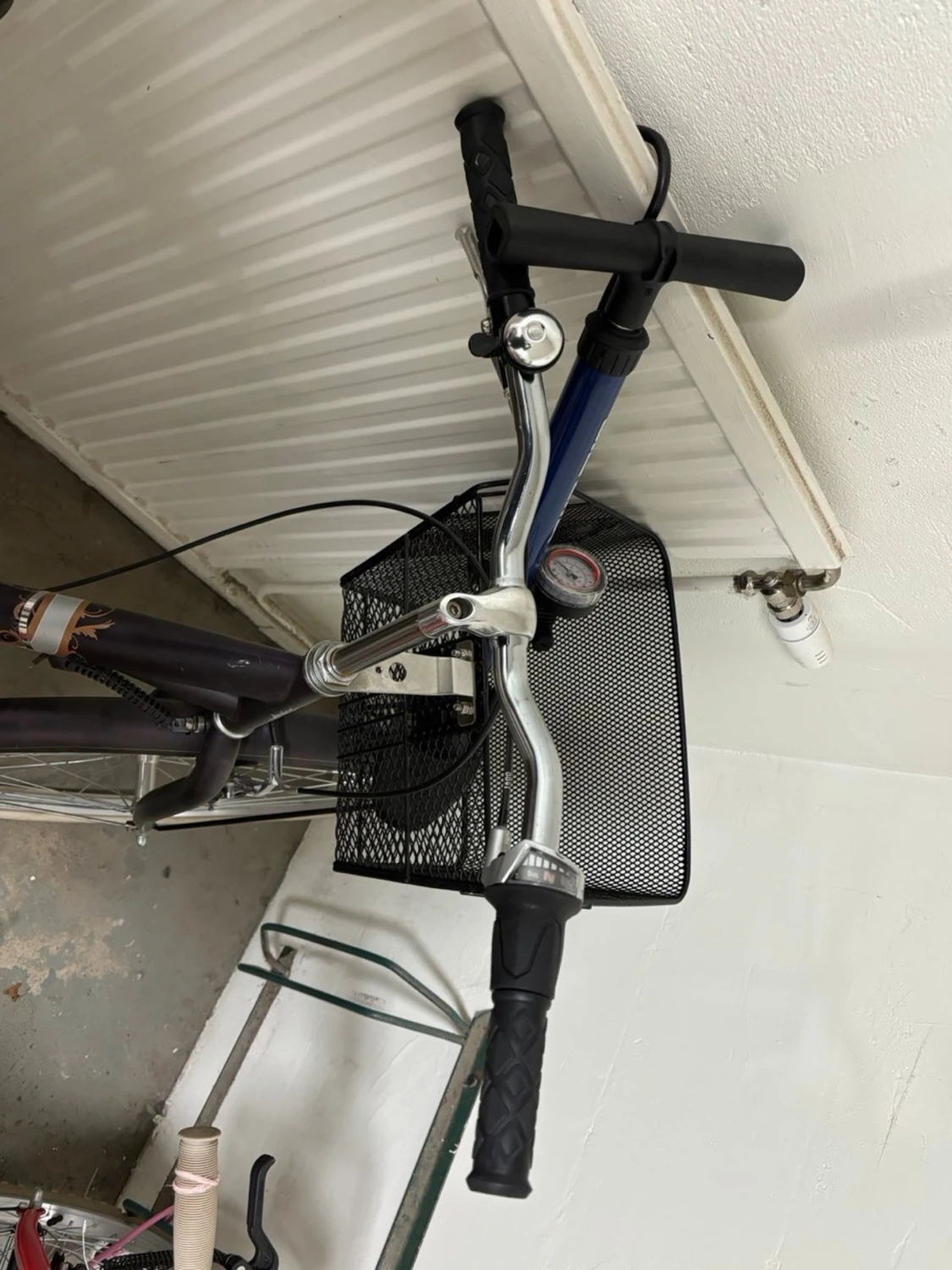 Svart trehjulig cykel med korg - 1