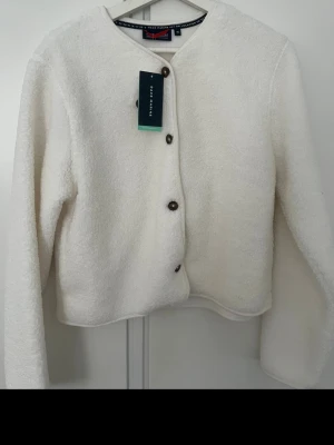 Vit teddykofta/ vår jacka💓 - Mysig vit kofta som är perfekt till våren då de också funkar som vår jacka 💓 säljer för att den tyvärr inte kommer till användning💓