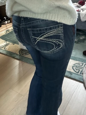 Vintage utsvängda jeans - Ett par supersnygga utsvängda jeans ifrån märket ”Silver jeans” i storlek S med detaljer på bakfickorna. De är köpta på Wasteland i Köpenhamn och har endast använts en gång! 💗  Midjemått: 39cm Innerbenslängd: 73cm Dragkedja: 8cm