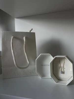 Swarovski Stilla halsband - Round cut, White, Gold-tone plated  Längd (minimum - maximum): 38 - 42 cm Motivstorlek: 0,7 x 0,7 cm Material: Förgylld, Zirkoniumoxid