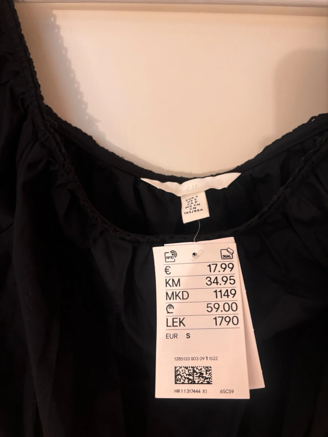 Svart blus med puffärm från H&M - 1
