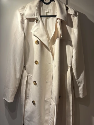 Trenchcoat - Vit trenchcoat från H&M