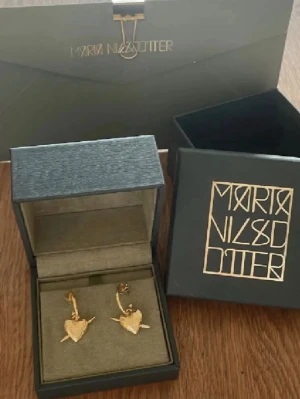 Maria Nilsdotter örhängen  - Säljer dessa superfina örhängen ifrån maria nilsdotter! I sliver! Mycket bra skick! Säljer båda tillsammans, nypris för ena är 1995, så säljer båda för 2500! 
