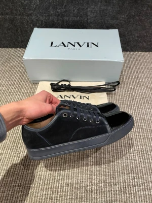 Lanvin skor (nya) - Hej, säljer nu dessa svin snygga lanvin skor. Skorna är i nytt skick! Testade någon gång. Begränsat antal boxar och dustbag. Hör av dig vid frågor. 