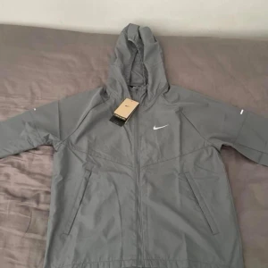 Nike miller - Inte min stil, jackan är i storlek xxl men sitter som en xl-L. Priset är ej hugget i sten och kan diskuteras vid snabb affär