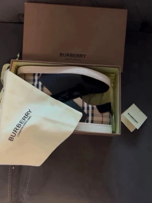 Burberry skor  - Säljer ett par väldigt fräsha burberry skor i nästan ny skick, endast testade en gång! Storlek: 44 
