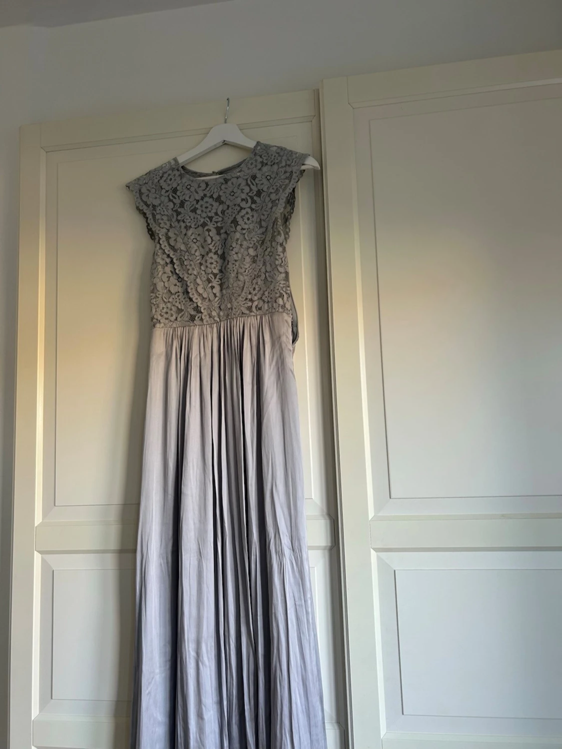 Ljusgrå långklänning med spets