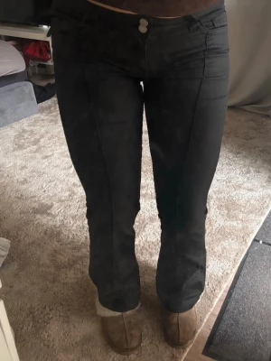 Nelly skinnbyxor - Nelly skinnbyxor köpta för 599 kronor och säljs för 200 men pris går att diskutera, S/M i storlek!