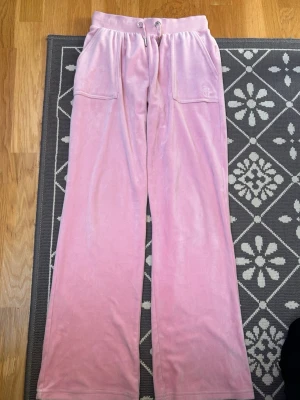 Mjukisbyxor från juicy couture  - Jag säljer dessa juicy couture byxorna, dom säljs för ty dom har blivit för små💞 nån liten fläck men inget som man tänker på kan finnas och priset kan diskuteras!