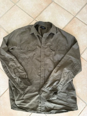 Grön overshirt - Grön overshirt från On Our Terms| storlek M| pris 499| passar dig som är ungefär 180| perfekt inför våren!