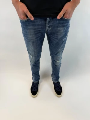 Dondup Jeans George  - Dondup Jeans George! Trendigaste jeansen på marknaden.  Ny pris= 4000 kr Säljs för= 1099 kr  (Modellen har original slitningar från fabrik vilket är väldigt eftertraktat och populärt)