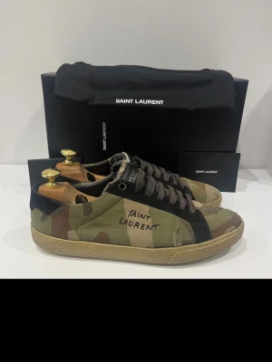 Saint Laurent skor - Saint Laurent skor|strlk 42, true to size|bra skick|färg:camouflage|ovanlig cw| priset ej hugget i sten.