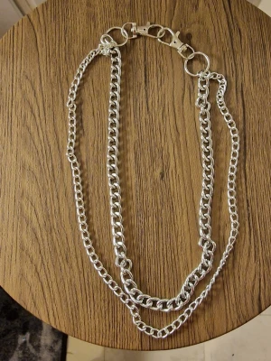 Byxkedja länkar silverfärg - Byxkedja länkar silverfärg. Längd 41 cm. Vikt 33 g.