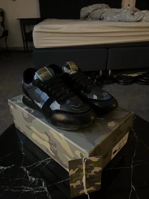 Valentino rock runners - Säljer ett par Valentino Rockrunner skor för riktigt billigt pris. Skorna är i riktigt bra skick men har små tecken på användning. Alla tillbehör finns på sista bilden. Kom gärna med frågor om ni har några funderingar, pris kan alltid diskuteras!!