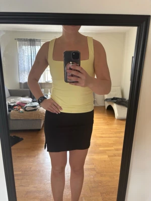 Minikjol stradivarius  - Svart minikjol med slits från Stradivarius, storlek M!