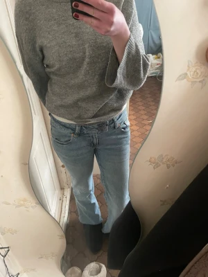Ljusblå bootcut jeans från 157 - Säljer mina jättefina blå jeans från lager 157 då dom inte kommer till användning. Dom har blivit använda ett fåtal gånger. Jag har sprättat upp dom vid benen för dom var för korta för mig, men det går enkelt att sy upp igen om man vill. 